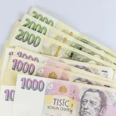 Kupujesz w Czechach? Zobacz, jaka waluta w Czechach jest używana – korony czeskie na banknotach 1000 i 2000.