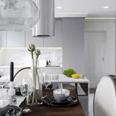 Nowoczesna kuchnia z jadalnią, gdzie subtelne listwy sufitowe led podkreślają elegancję wnętrza.