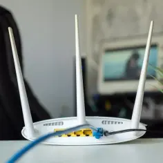 Router z antenkami, gotowy do podłączenia. Dowiedz się, jak podłączyć wzmacniacz wifi, by mieć lepszy zasięg.