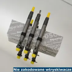 Trzy wtryskiwacze diesla z żółtymi osłonkami, leżące na pudełku z napisem "Diesel Service". Objawy nie zakodowane wtryskiwacze.