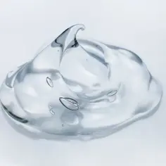 Przezroczysty żel z pęcherzykami powietrza, przypominający kroplę, która ma pomóc w regeneracji bliznasil.
