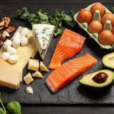 Zdrowe keto przekąski: łosoś, awokado, orzechy, sery, jajka, brokuły i szpinak. Idealne na dietę ketogeniczną.