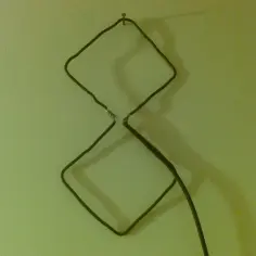 Domowa antena do TV naziemnej, wykonana z drutu, w kształcie dwóch rombów. Prosty sposób, jak zrobic antene do tv naziemnej.