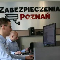Pracownicy firmy "Zabezpieczenia Poznań" przy komputerach. Czy monitoring pracowników w biurze mówi Kodeks Pracy?