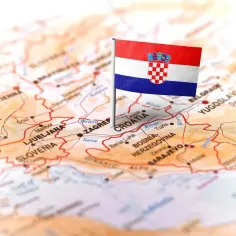 Chorwacja na mapie, flaga z herbem powiewa nad Zagrzebiem. Planujesz podróż? Winiety do Chorwacji czekają!