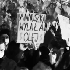 Tłum ludzi na proteście, jeden z transparentów głosi: "ANNUSZKA WYLAŁA OLEJ". Nawiązanie do "Mistrza i Małgorzaty".