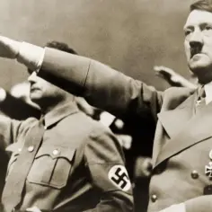 Hitler i inni członkowie nazistowskiej partii pozdrawiają w geście symbolizującym faszyzm.