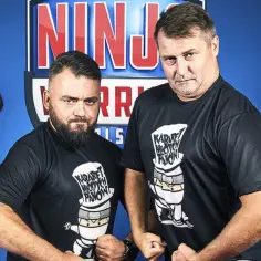 Członkowie Kabaretu Młodych Panów pozują przed logo Ninja Warrior.
