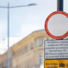 Znak zakazu ruchu w obu kierunkach, z wyłączeniem rowerów, autobusów ZTM i pojazdów z identyfikatorem NC.