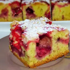 Pyszne ciasto ucierane z truskawkami z olejem, posypane cukrem pudrem. Idealne na deser!