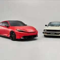 Nowy, czerwony koncept Honda Prelude 2025 obok klasycznego modelu.