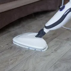 Mop parowy Vileda czyści panele, emitując parę.
