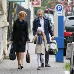 Klara Maria Pazura z rodziną spaceruje po mieście, trzymając się za ręce.