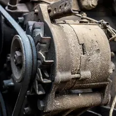 Stary alternator z paskiem napędowym, kluczowy element do zrozumienia, jak podłączyć kontrolkę ładowania c-360.