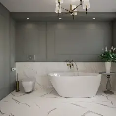 Elegancka łazienka ze sztukaterią na ścianach, wolnostojącą wanną i marmurowymi płytkami.