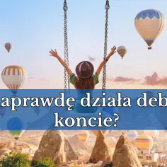 Osoba na huśtawce w tle balonów na ogrzane powietrze. Tekst: "Jak naprawdę działa debet na koncie?".