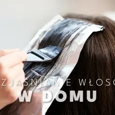 Dłoń z pędzlem nakłada rozjaśniacz na ciemne włosy owinięte folią. Dowiedz się, jak rozjaśnić włosy o 1-2 tony w domu.