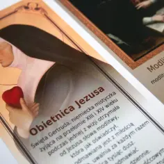 Modlitwa uwalniająca 1000000 dusz. Obraz przedstawia św. Gertrudę z sercem i tekst modlitwy.