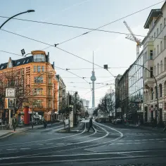 Ulica w Berlinie z widocznym Fernsehturm. Ciekawe berlin ciekawostki, tramwaje i zabytkowe kamienice tworzą niepowtarzalny klimat miasta.
