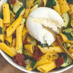 Makaron penne ze szpinakiem i suszonymi pomidorami w 15 minut