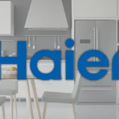 Nowoczesna kuchnia z lodówką i piekarnikami Haier. Haier to znana firma produkująca sprzęt AGD.