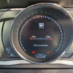 Wskaźnik poziomu oleju w Volvo XC60 pokazuje "Not available". Gdzie jest bagnet oleju?