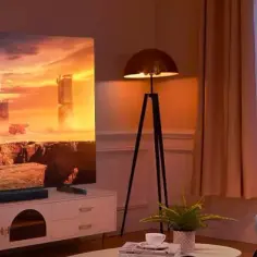 Para młodych ludzi śmieje się, oglądając film na dużym ekranie. Czy na monitorze można oglądać telewizję? Tak, ten ekran oferuje wrażenia jak z kina!