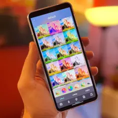 Dłoń trzyma smartfon z otwartym programem do obróbki zdjęć na telefon za darmo. Widoczne są liczne filtry z podglądem.