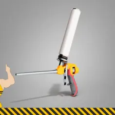 Budowlaniec z uśmiechem pokazuje pistolet do pianki. Dowiedz się, jak długo może być pianka w pistolecie, by prace szły sprawnie!