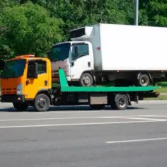 Czy można holować samochód ciężarowy z przyczepą? Oto przepisy i bezpieczeństwo