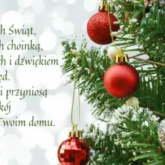 Piękne wiersze na Boże Narodzenie na tle choinki z bombkami. Życzenia spokoju i uśmiechu.
