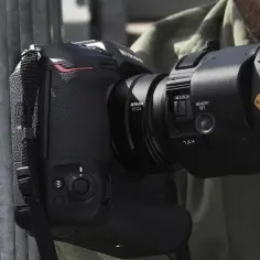 Profesjonalny aparat Nikon z obiektywem i adapterem FTZ II, gotowy do uchwycenia wyjątkowych chwil.