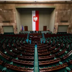 Ile PiS ma procent w sejmie? Zaskakujące wyniki sondaży 2025