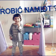Jak zrobić namiot z krzeseł i koca - prosta instrukcja na zabawę w domu