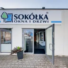 Elegancki salon okien i drzwi Sókółka z otwartymi drzwiami.