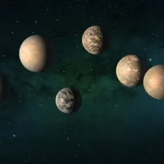 Wielka, pomarańczowa gwiazda oświetla grupę różnorodnych planet skalistych na tle gwiezdnego nieba.