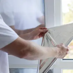Jak przykleić folię na okno? Prosty sposób na idealny efekt montażu.