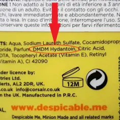 Składniki produktu zawierają DMDM Hydantoin, konserwant. Obok symbol 12M i kod produktu.