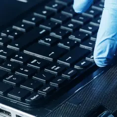 Jak samodzielnie wymienić klawiaturę w laptopie - kompletny poradnik krok po kroku