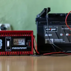 Prostownik inwertorowy czy transformatorowy – co wybrać, by zaoszczędzić?
