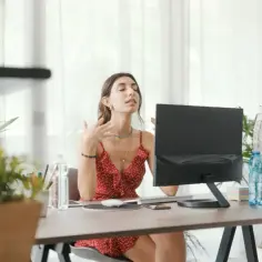 Pracownica zdalna w upalnym biurze, potrzebująca szkoleń BHP dla pracowników zdalnych nowe przepisy prawne, by zapewnić komfort pracy.