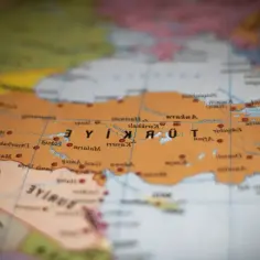 Mapa polityczna z zaznaczoną Turcją, krajem leżącym na granicy Azji i Europy.