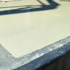 Świeży beton na podbudowie. Czy pod chudziaka daje się folię? Tu widać drenaż i izolację.