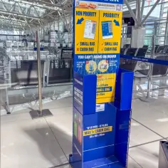 Informacja o tym, ile kosztuje bagaż na lotnisku, jest widoczna na niebieskim stojaku Ryanair. Pokazuje on zasady dotyczące bagażu podręcznego i kabinowego.