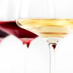 Jak rozpoznać utlenienie wina w drinku? Trzy kieliszki z winem: ciemnoczerwone, rubinowe i białe, pokazują różne odcienie.