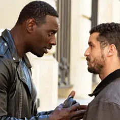 Omar Sy i Hervé Pierre w scenie z serialu Lupin sezon 4, dyskutują o kolejnym skoku.