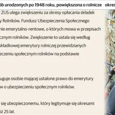 Uśmiechnięty rolnik w kratę macha ręką, siedząc za kierownicą traktora. Emerytura z KRUS może być wyższa.