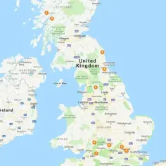 Mapa Wielkiej Brytanii z zaznaczonymi miejscami, gdzie kręcono sceny do filmów o Harrym Potterze.