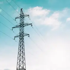 Słup PGE na działce? Przesuń go! Wniosek, koszty, poradnik