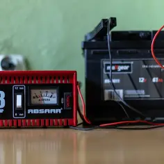 Ile powinien wskazywać prostownik, aby uniknąć problemów z akumulatorem?
